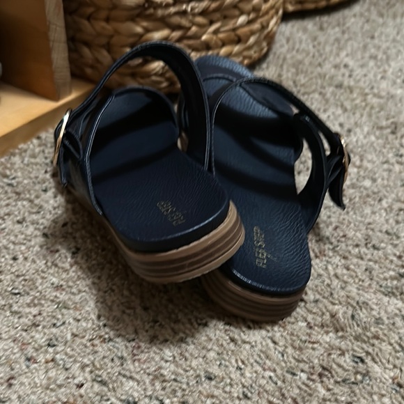 Zara Black and Gold Sandals with Chic Design - Picture 4 of 5